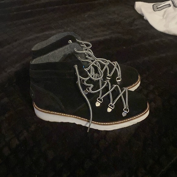 New only worn once Black Roxy Alpine collection size 7.5 - Picture 2 of 3